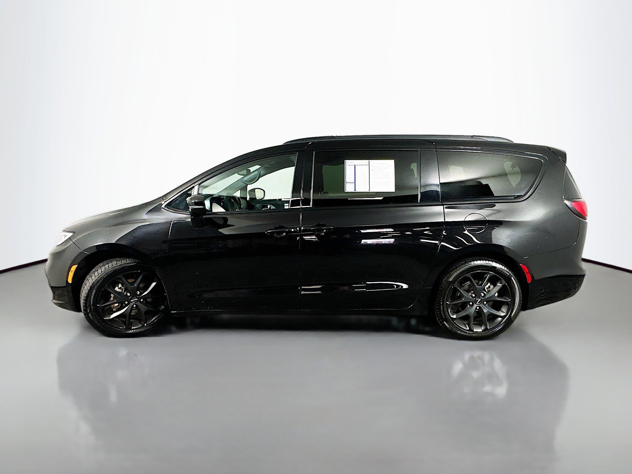 Used 2025 Chrysler Pacifica Limited FWD image 4