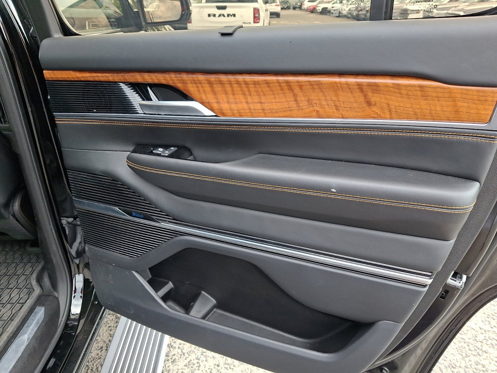 Used 2024 Jeep Grand Wagoneer Series III w/ Rear Seat Video Group 1 AWD/4WD image 14