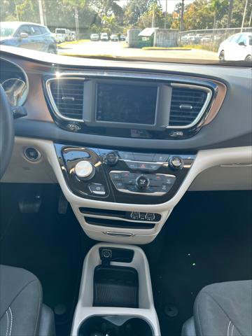 Used 2023 Chrysler Voyager LX image 37