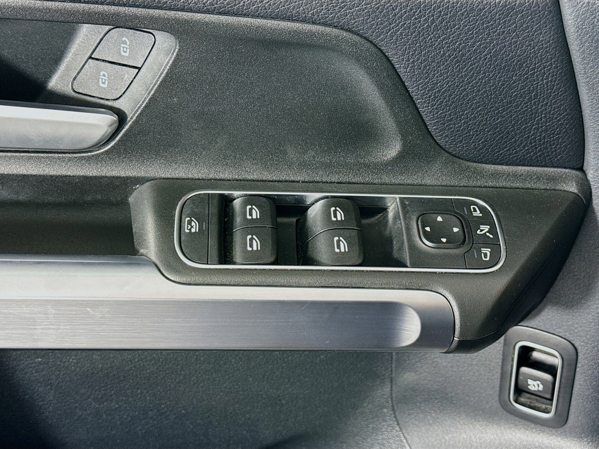 Used 2022 Mercedes-Benz GLB 250 w/ Premium Package Lite image 24