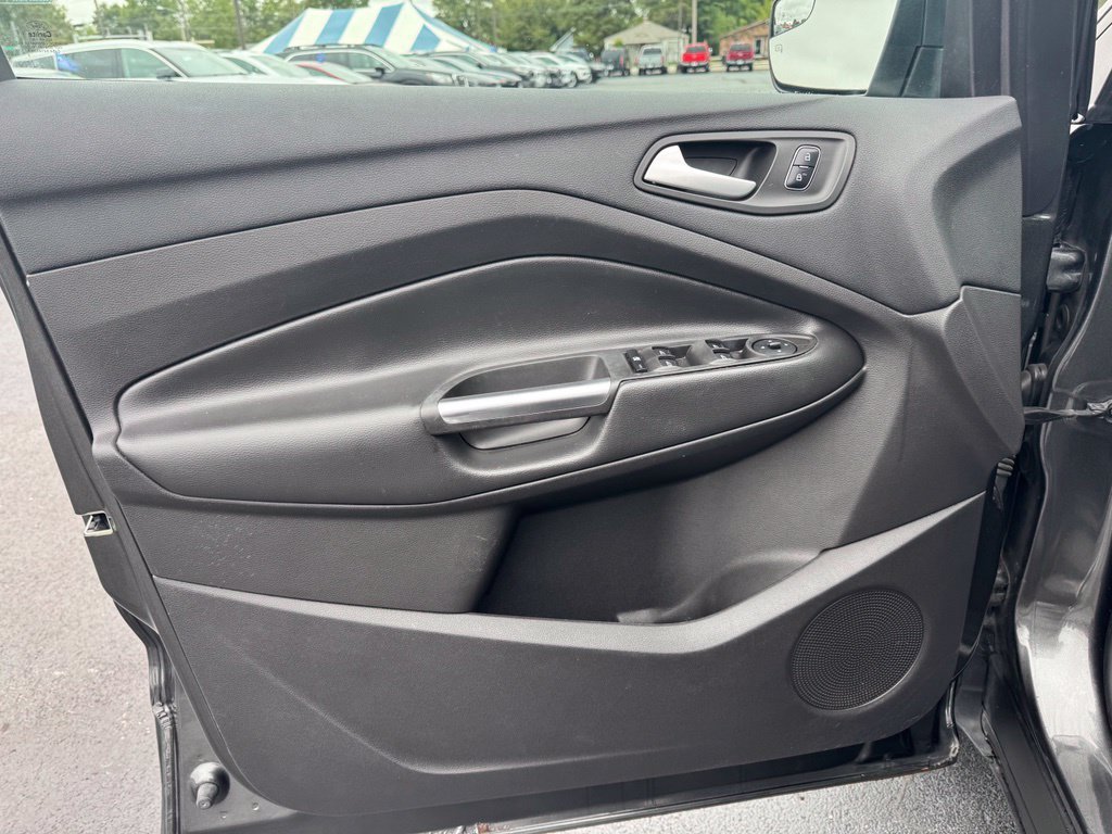 Used 2017 Ford Escape SE w/ SE Cold Weather Package FWD image 2