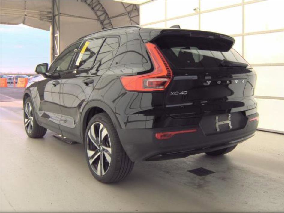 Used 2025 Volvo XC40 B5 Plus image 8