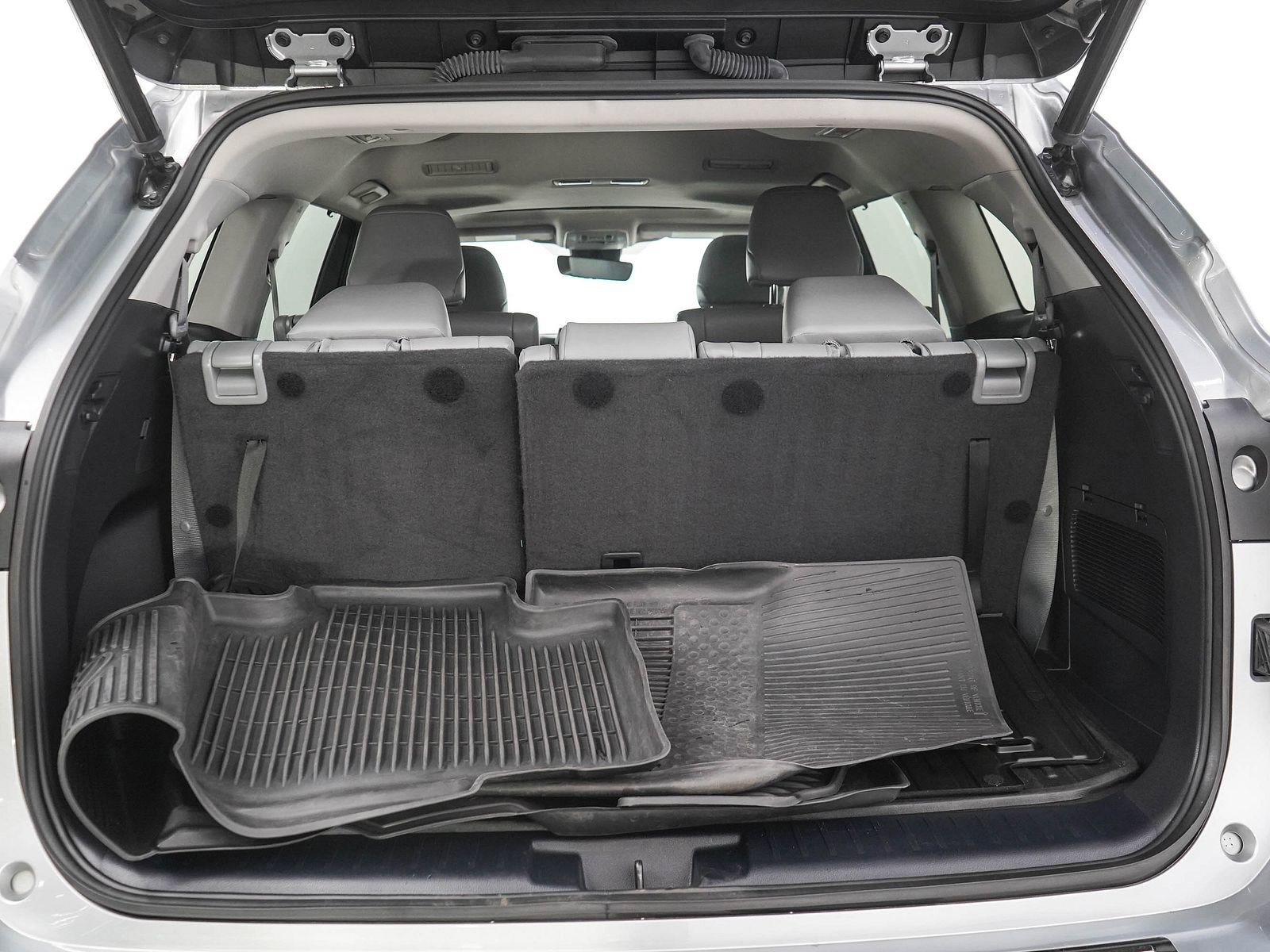 Used 2023 Toyota Highlander XLE w/ Protection Package #3 (TMS) AWD/4WD image 9