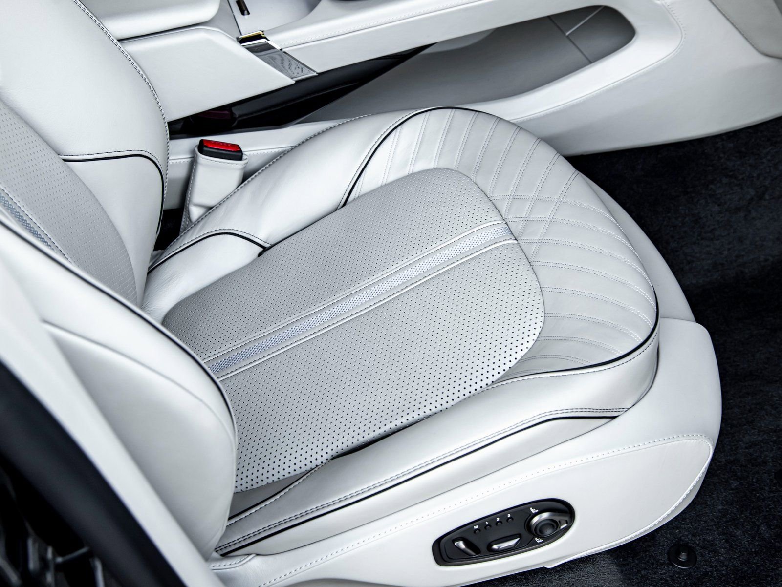 Used 2025 Aston Martin DBX 707 image 27