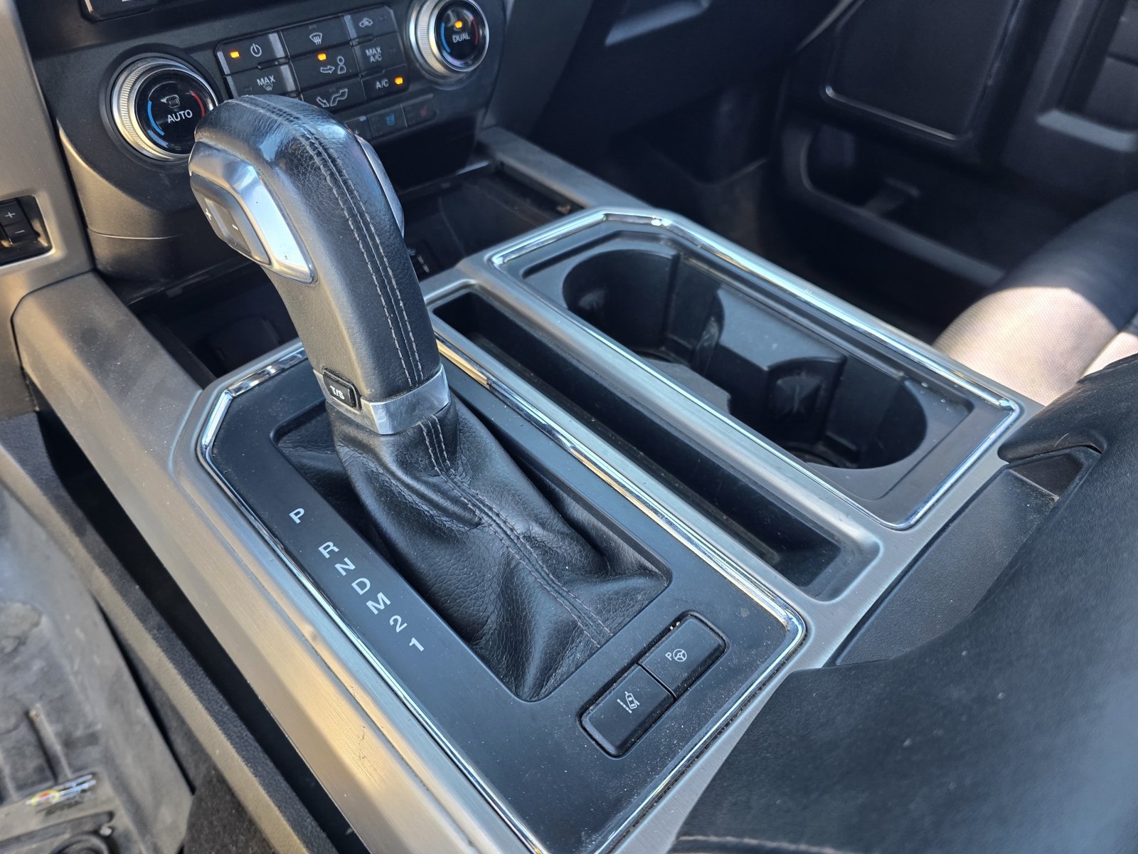 Used 2015 Ford F150 Platinum w/ Equipment Group 701A Luxury AWD/4WD image 21