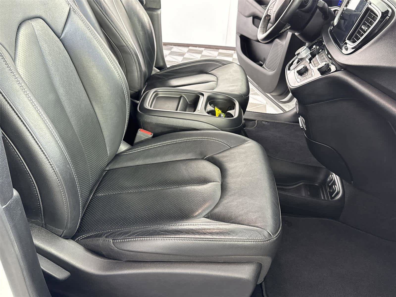Used 2020 Chrysler Pacifica Touring-L w/ Advanced Safetytec Group AWD/4WD image 14