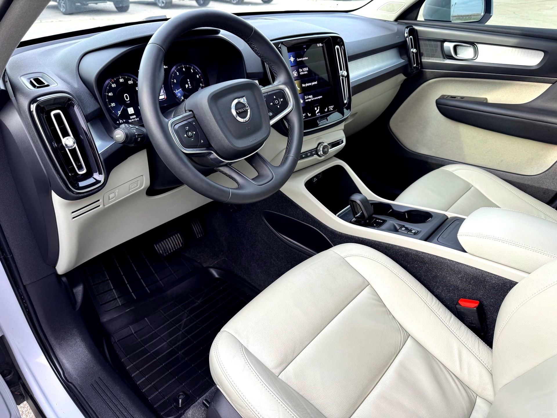 Used 2022 Volvo XC40 T5 Momentum w/ Premium Package image 11