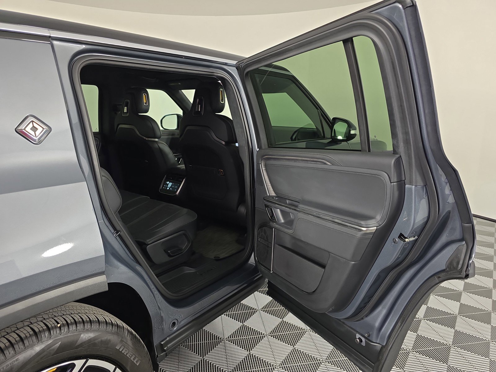 Used 2023 Rivian R1S Adventure image 19