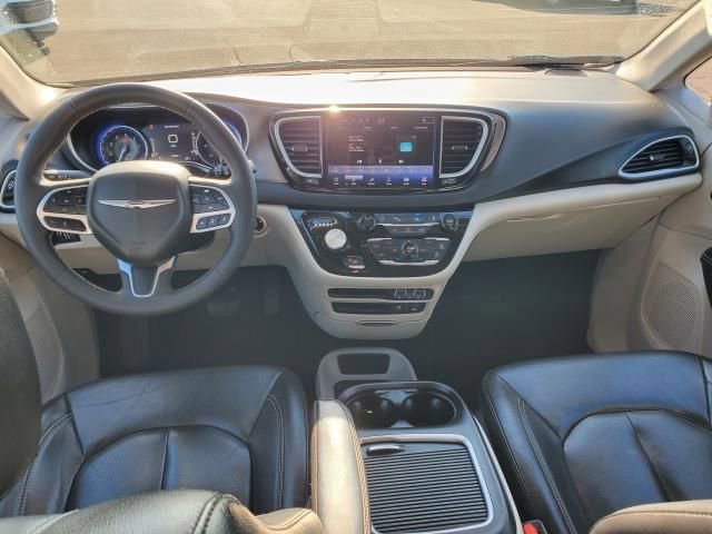 Used 2022 Chrysler Pacifica Touring-L image 13