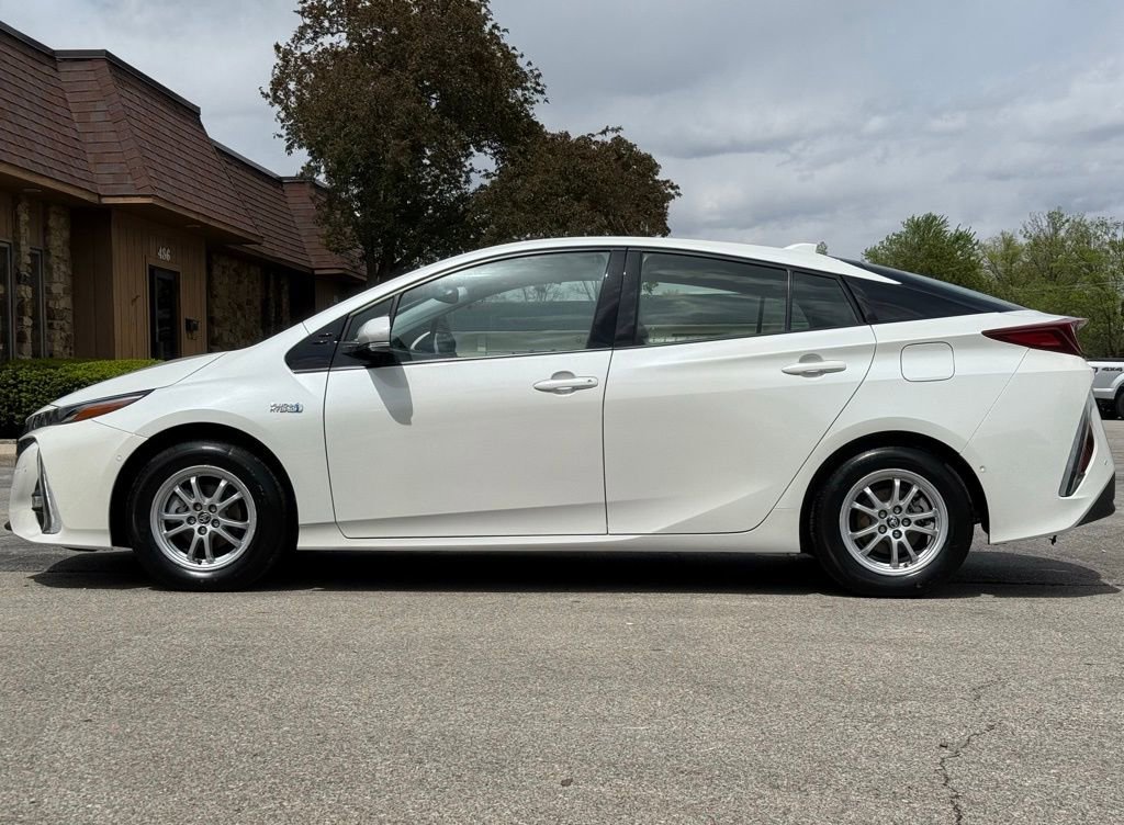 Used 2018 Toyota Prius Prime Advanced FWD image 2