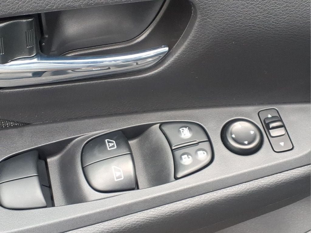 Used 2021 Nissan Kicks SV FWD image 16