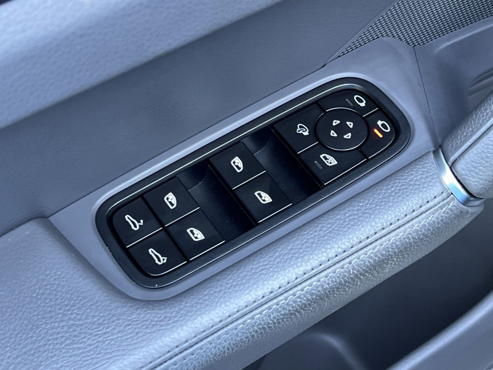 Used 2022 Porsche Cayenne Platinum Edition image 13