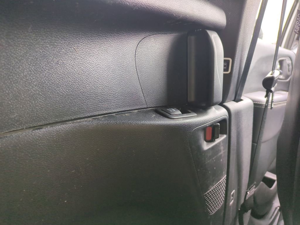 Used 2025 Chrysler Pacifica Select image 26