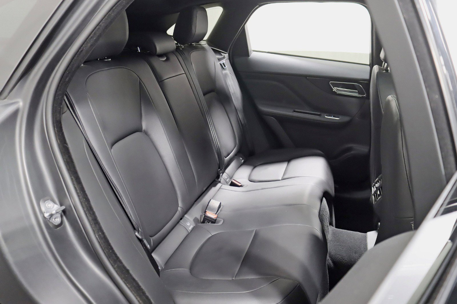 Used 2019 Jaguar F-PACE Premium image 28