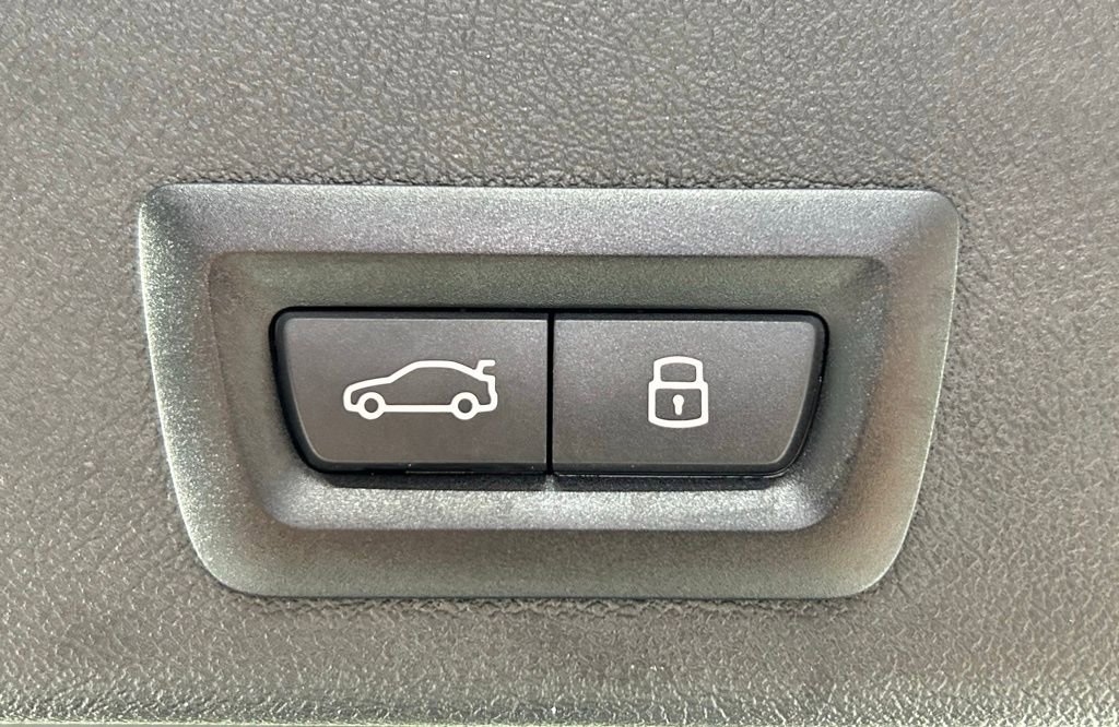 Used 2024 BMW X6 xDrive40i w/ Executive Package image 16