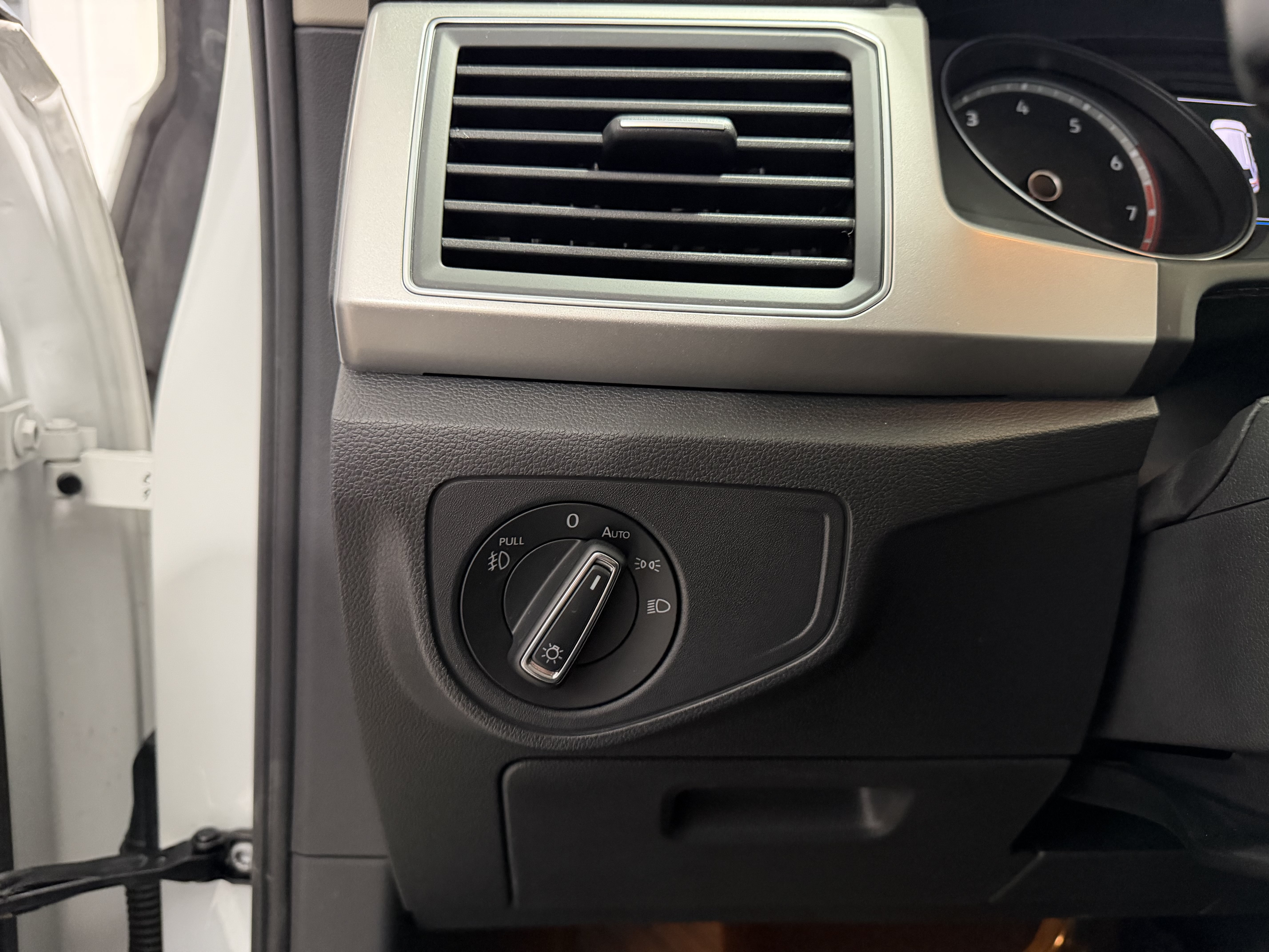 Used 2018 Volkswagen Atlas SE FWD image 14