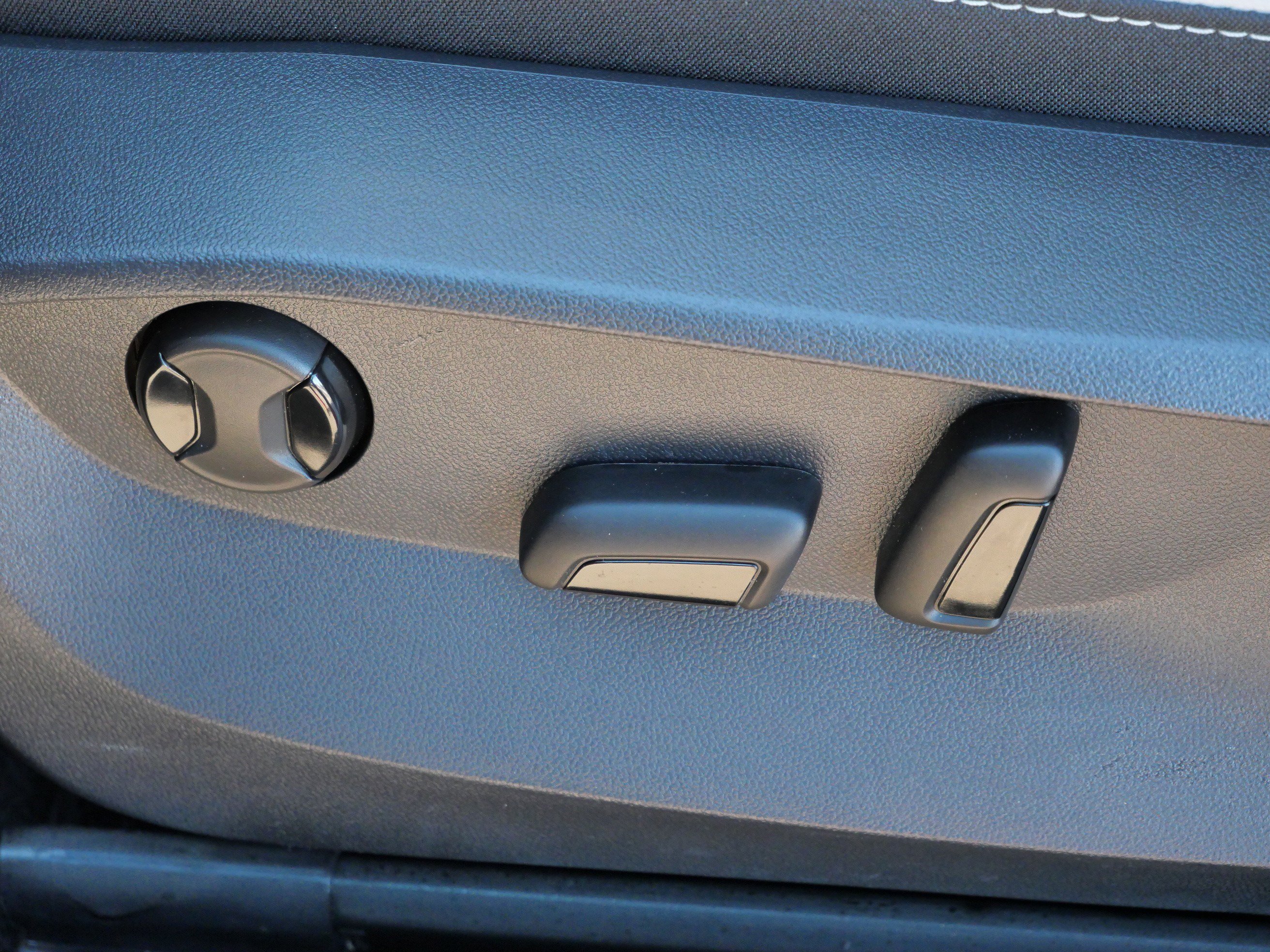 Certified 2025 Volkswagen Taos SE image 20