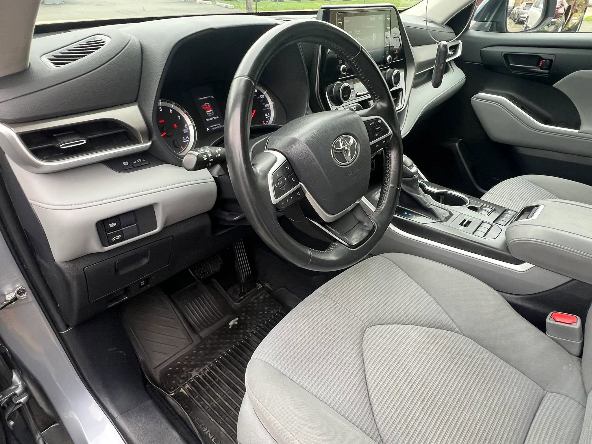 Used 2022 Toyota Highlander LE AWD/4WD image 16