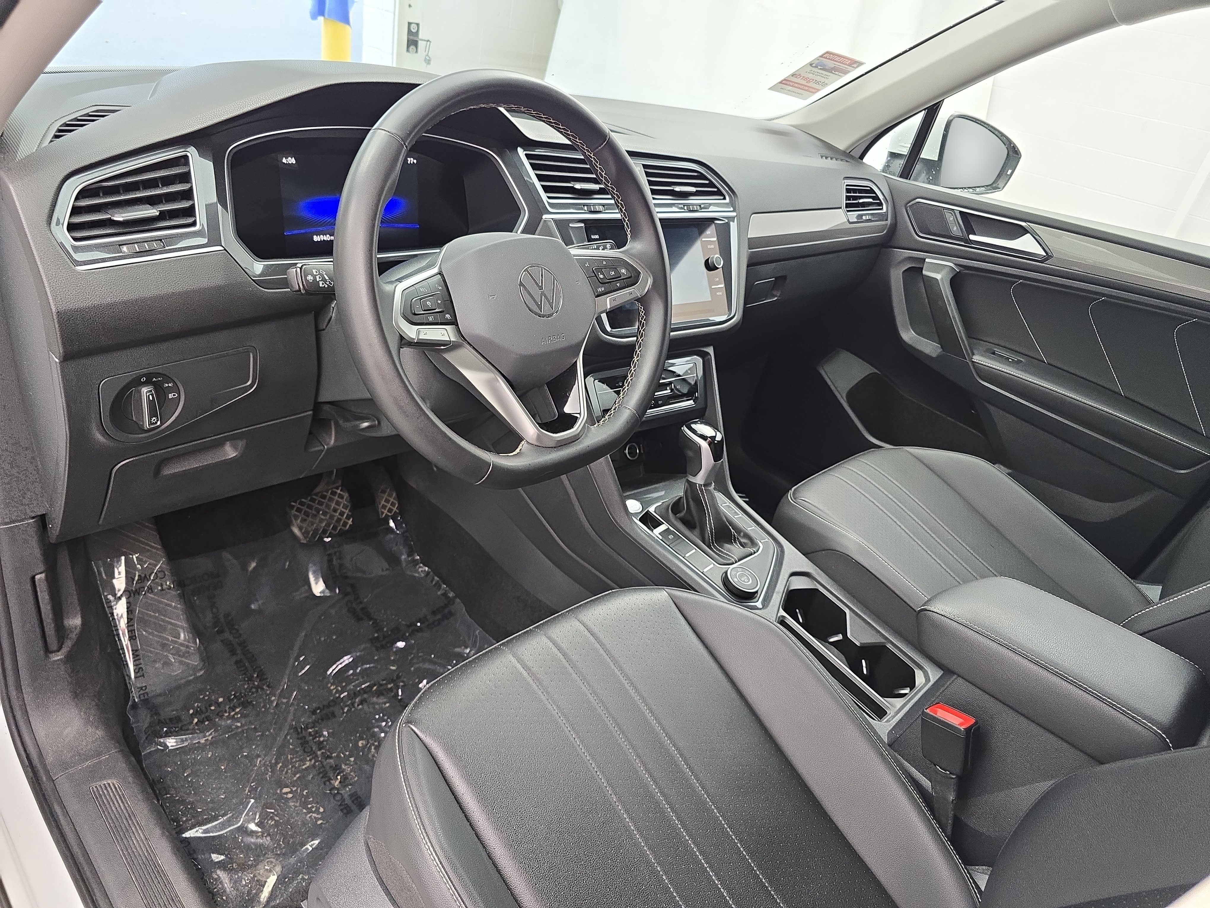 Used 2024 Volkswagen Tiguan SE AWD/4WD image 15