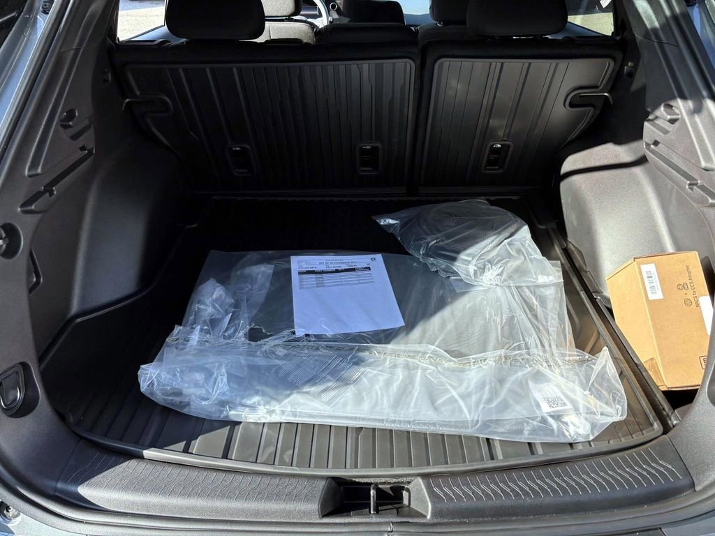 Used 2026 Chevrolet Equinox EV LT image 9