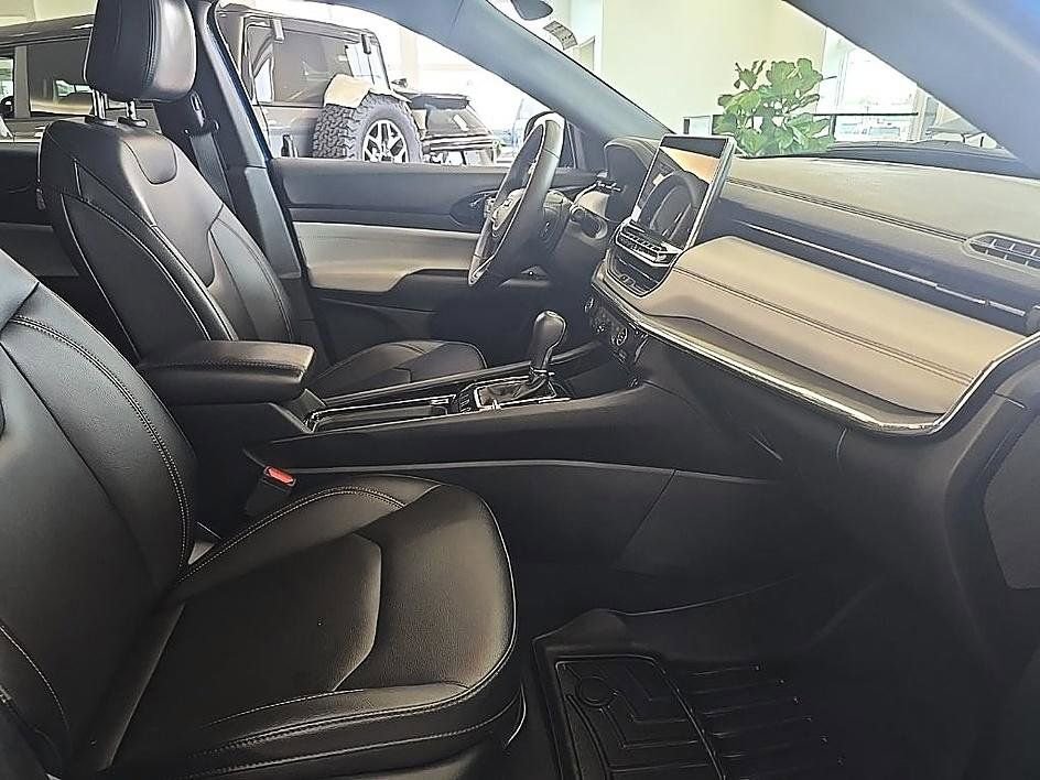 Used 2024 Jeep Compass Limited image 37