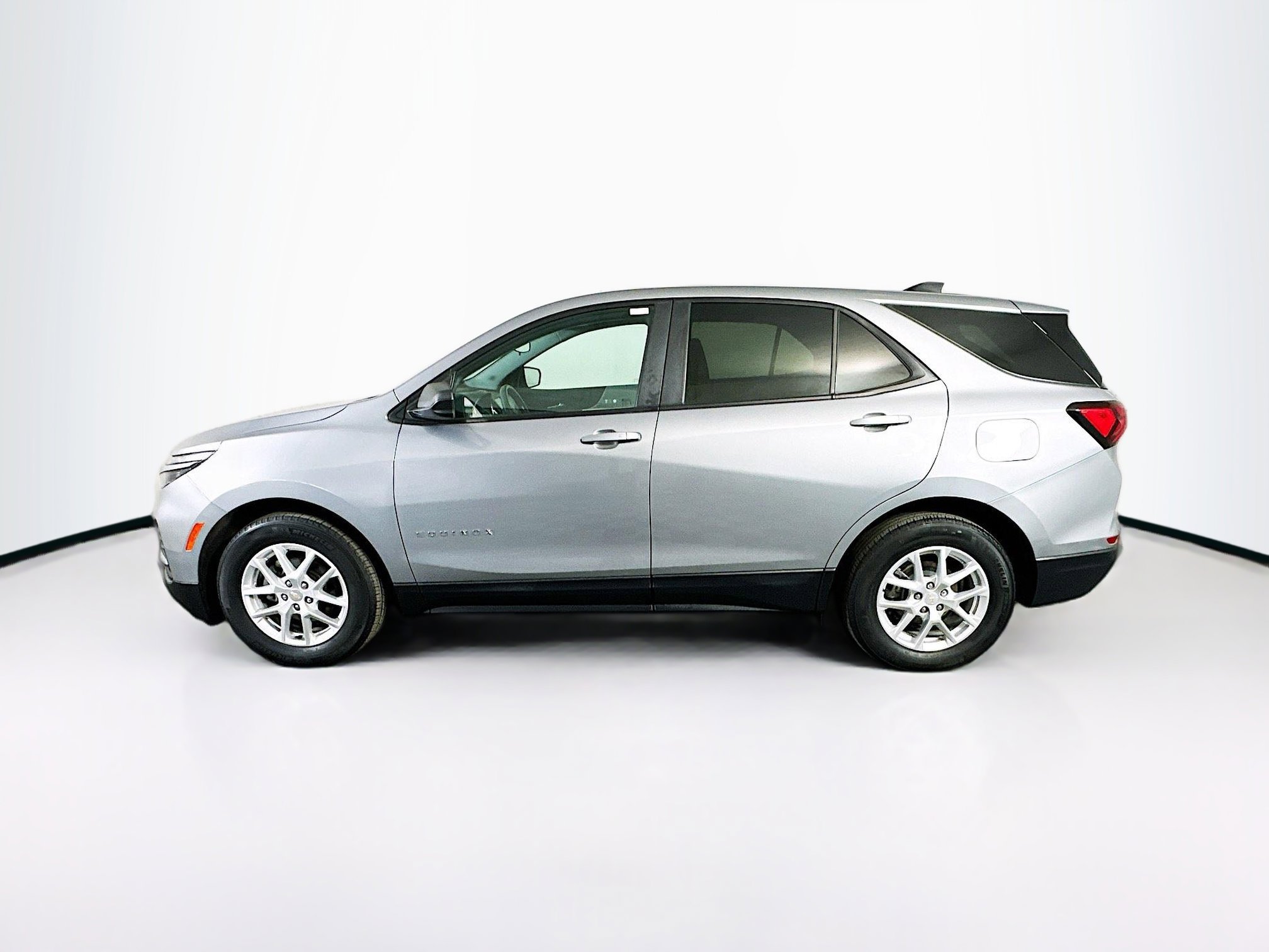 Used 2024 Chevrolet Equinox LS w/ LS Convenience Package image 4
