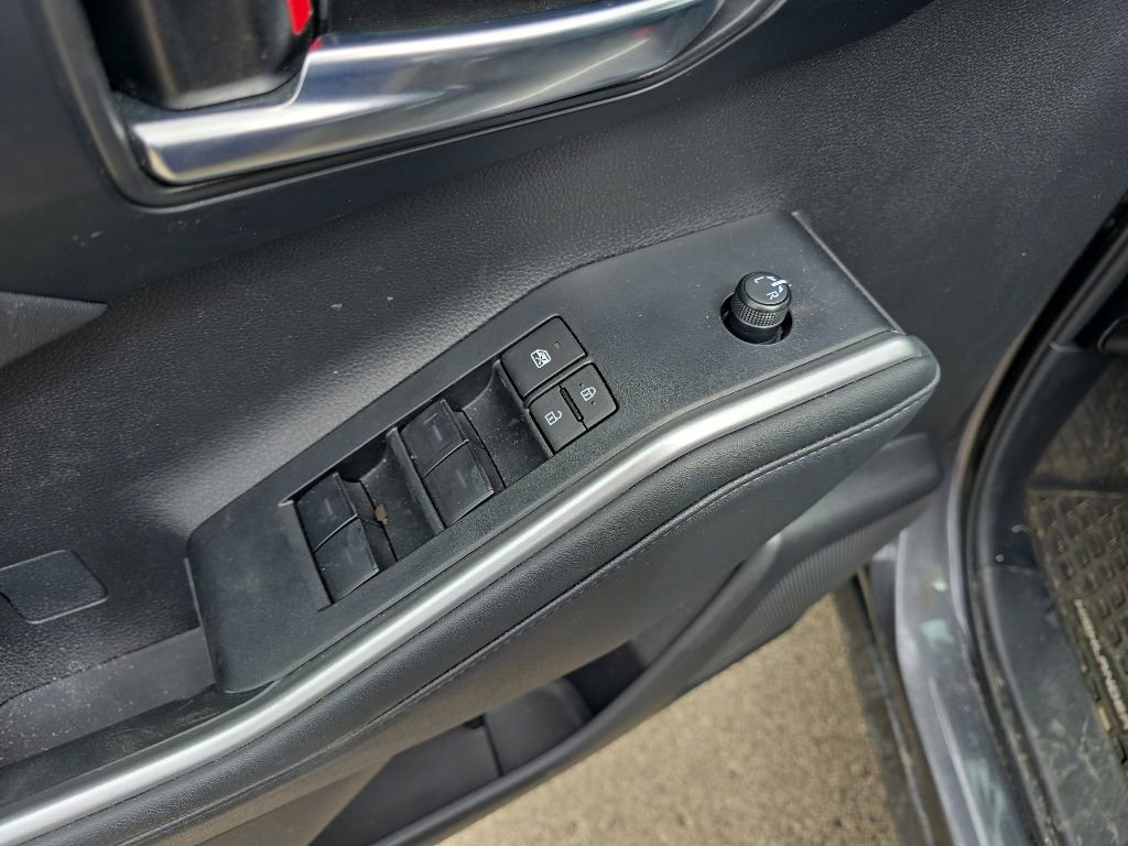 Used 2024 Toyota Highlander XLE AWD/4WD image 8