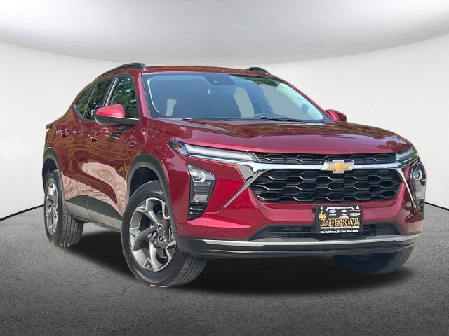 Used 2025 Chevrolet Trax LT w/ LT Convenience Package FWD image 2