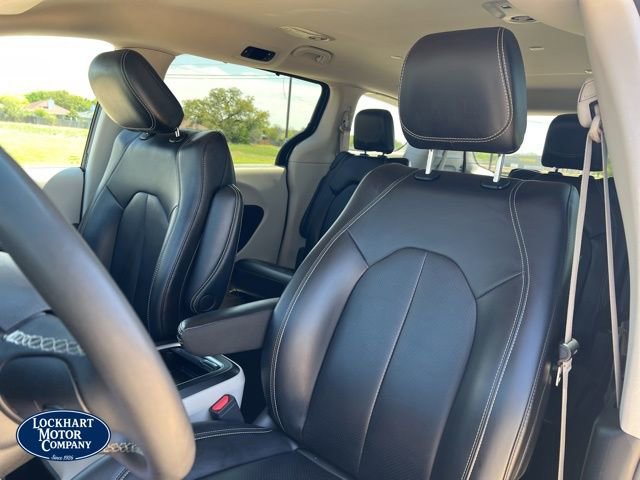 Used 2023 Chrysler Pacifica Touring-L image 11