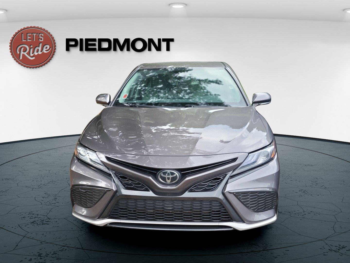Used 2022 Toyota Camry XSE AWD/4WD image 2
