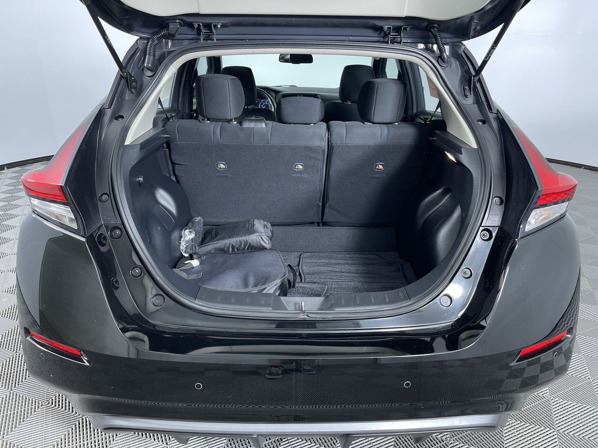 Certified 2025 Nissan Leaf SV Plus FWD image 25