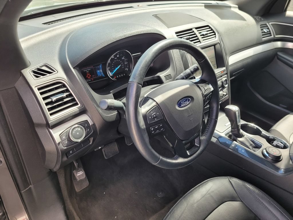 Used 2017 Ford Explorer XLT w/ Equipment Group 202A AWD/4WD image 14