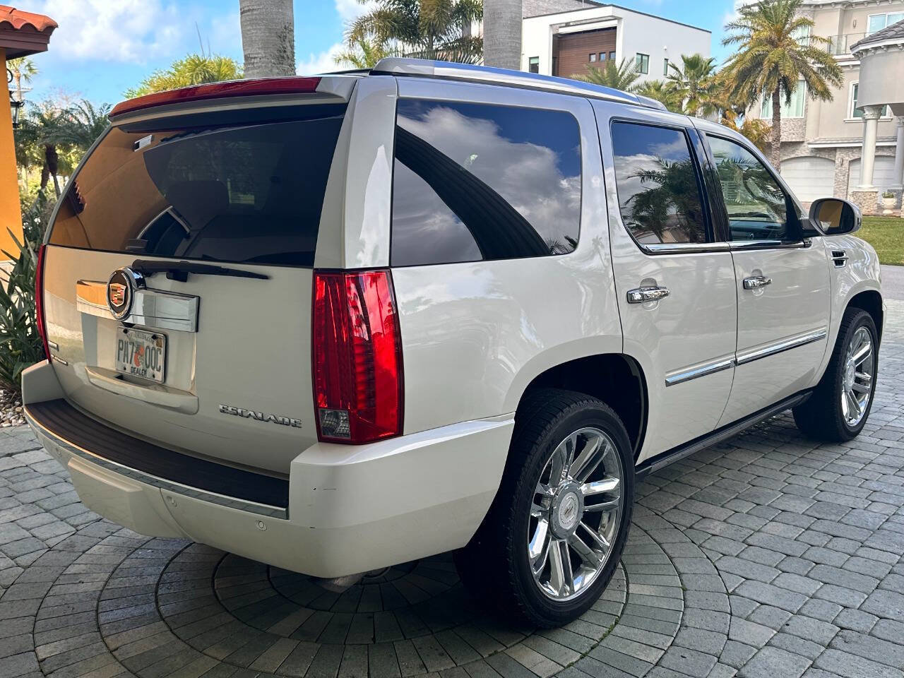 Used 2011 Cadillac Escalade Platinum image 31