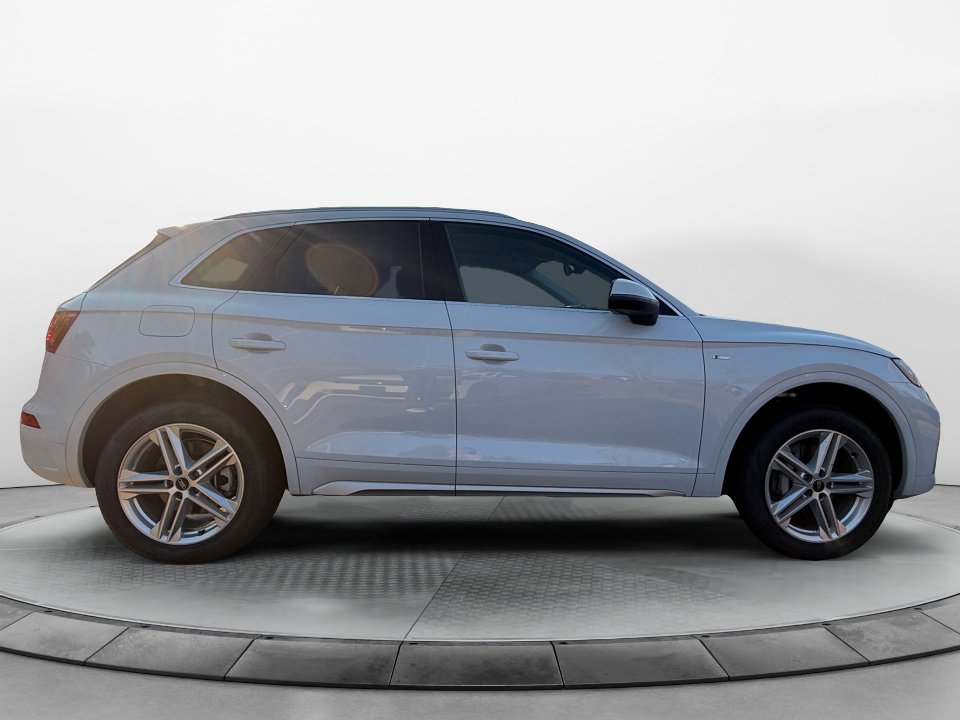 Used 2024 Audi Q5 e Premium w/ Convenience Package image 8