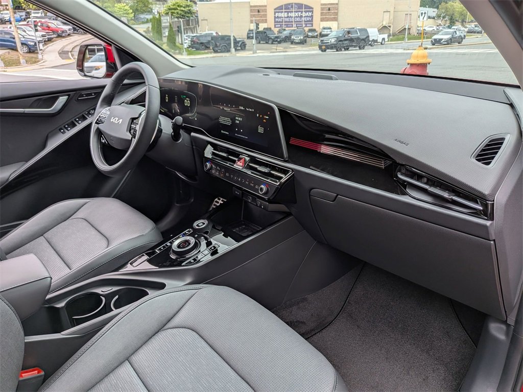 Used 2024 Kia Niro SX Touring image 27