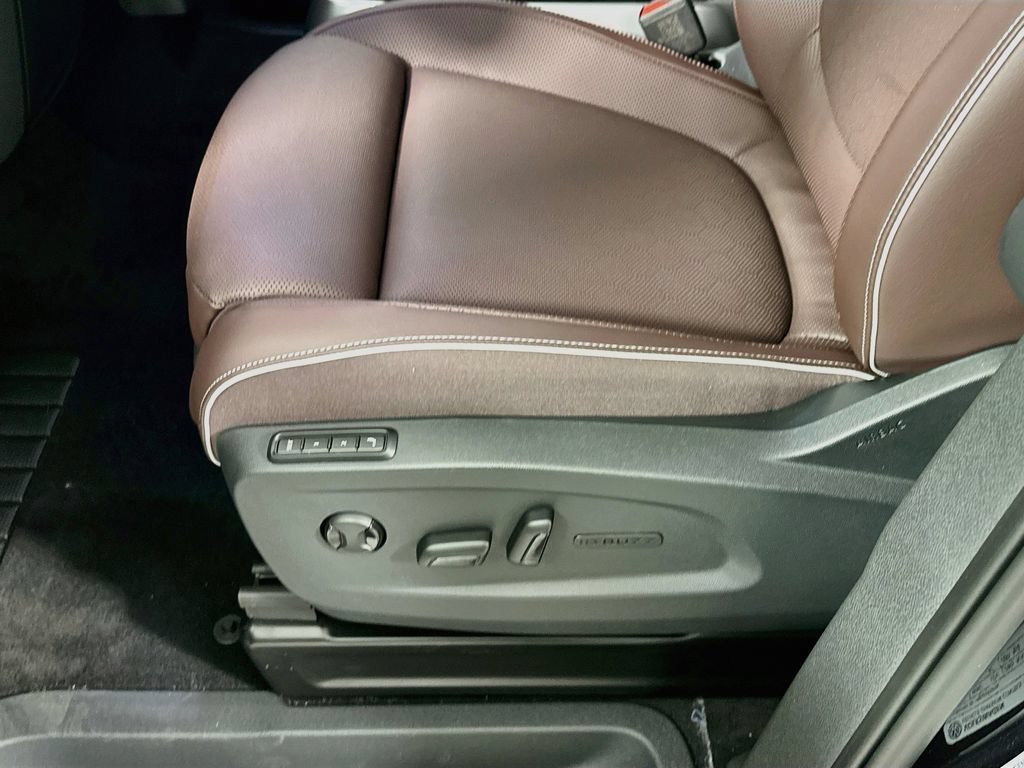 Used 2025 Volkswagen ID. Buzz Pro S RWD image 9