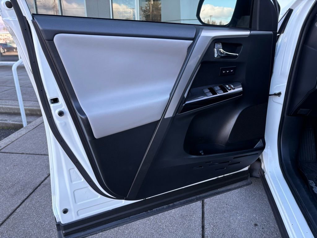 Used 2018 Toyota RAV4 Limited w/ Advanced Technology Package image 11