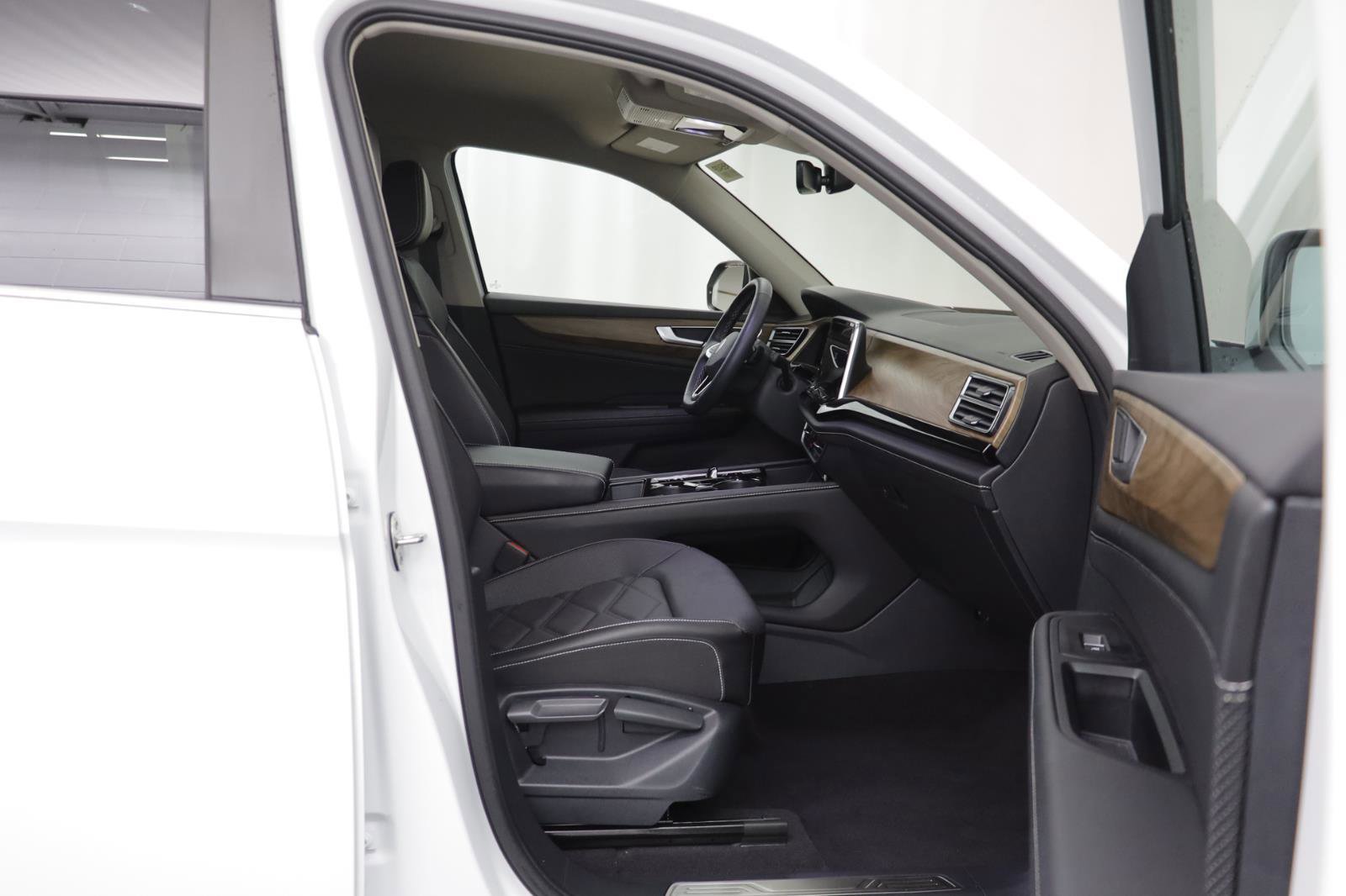 Certified 2024 Volkswagen Atlas SE w/ Black Wheel Package image 18