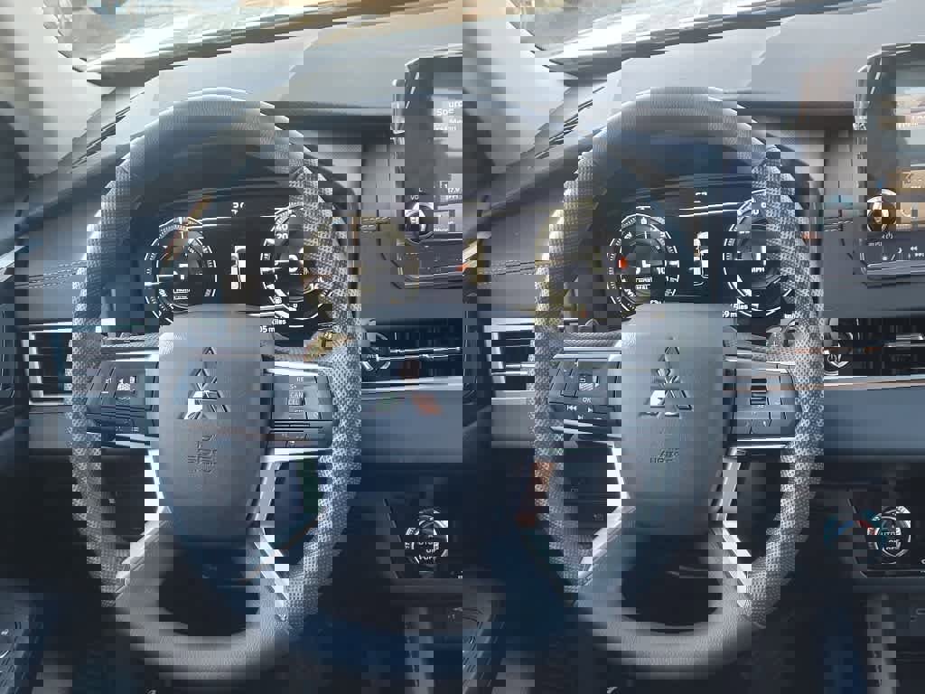 New 2024 Mitsubishi Outlander ES image 6