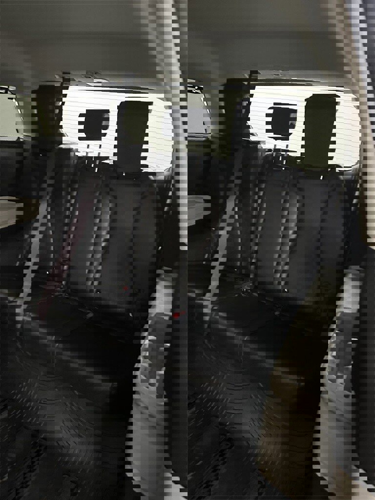 Used 2022 Kia Carnival EX image 28