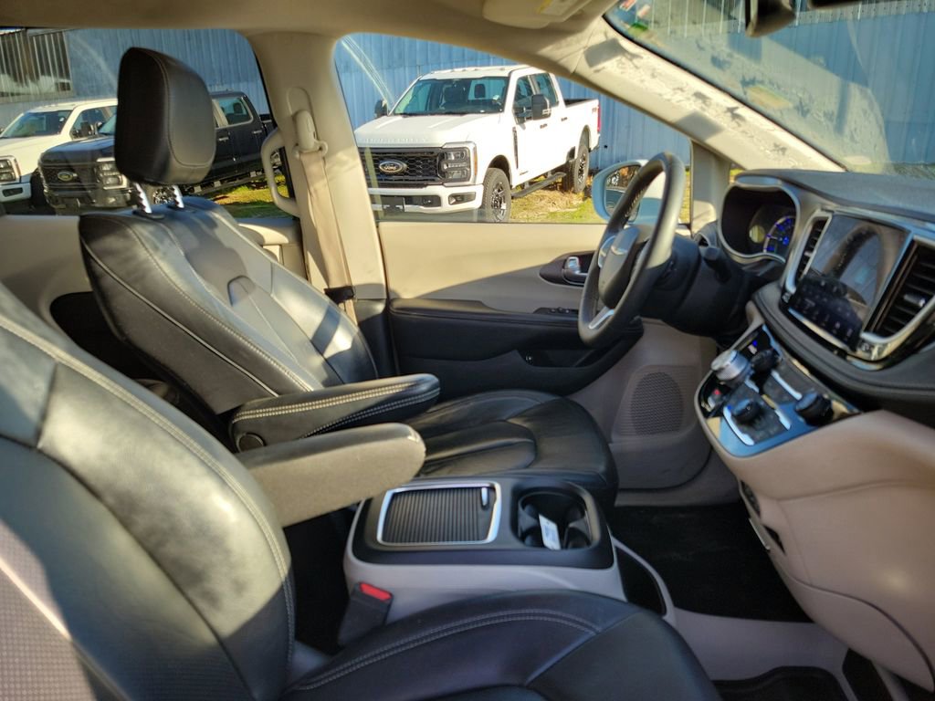 Used 2022 Chrysler Pacifica Touring-L image 36
