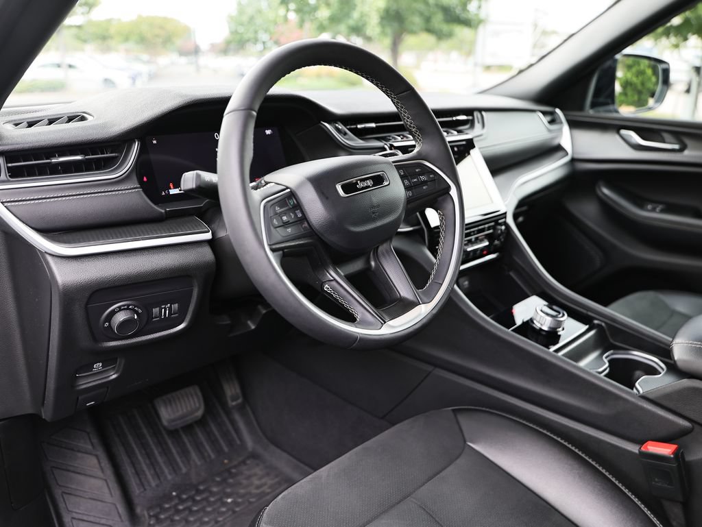 Used 2024 Jeep Grand Cherokee L Altitude AWD/4WD image 19