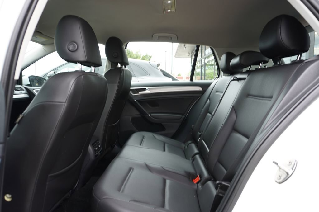 Used 2016 Volkswagen e-Golf SEL Premium w/ Driver Assistance Package FWD image 4