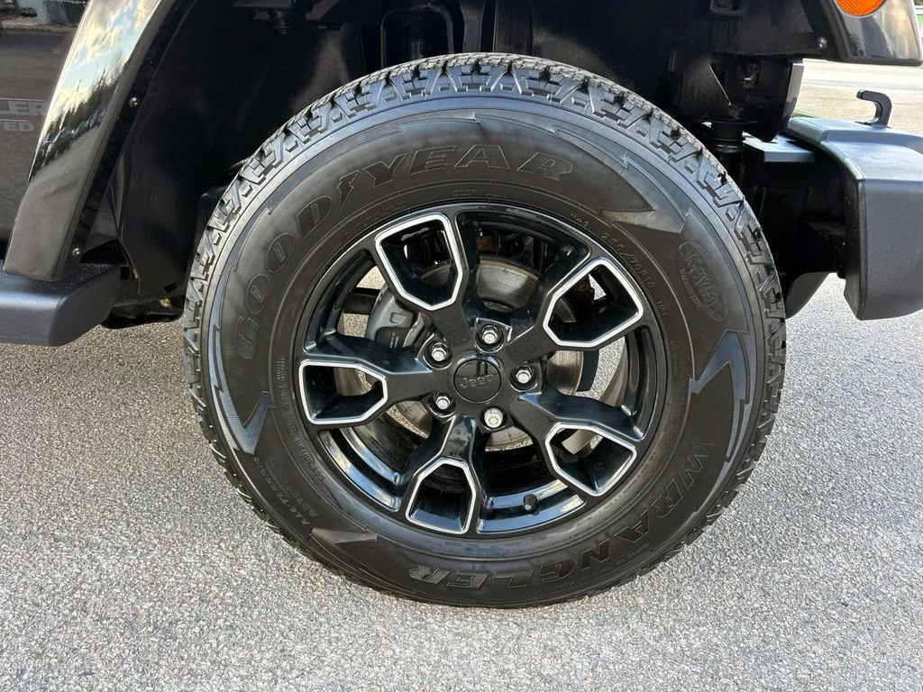 Used 2017 Jeep Wrangler Unlimited Sahara AWD/4WD image 27