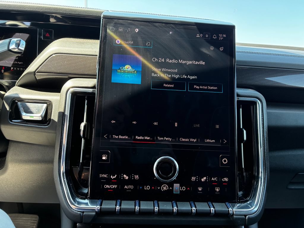 Used 2025 GMC Yukon Elevation w/ Elevation Premium Package AWD/4WD image 13