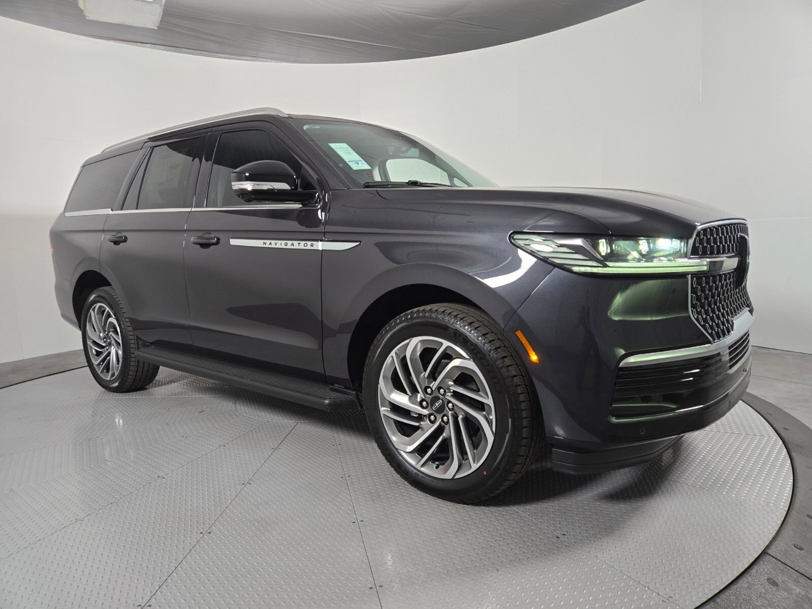 New 2026 Lincoln Navigator Premiere AWD/4WD image 2