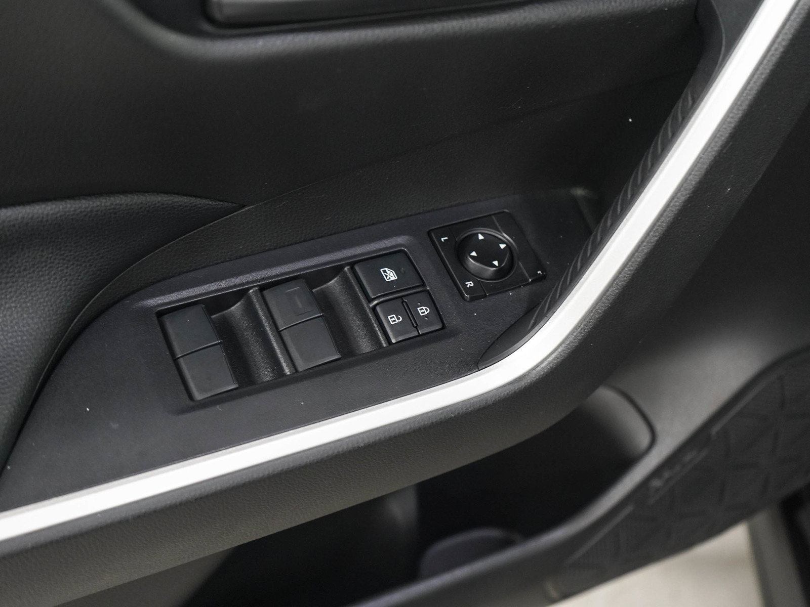 Used 2021 Toyota RAV4 SE w/ Weather & Moonroof Package AWD/4WD image 20