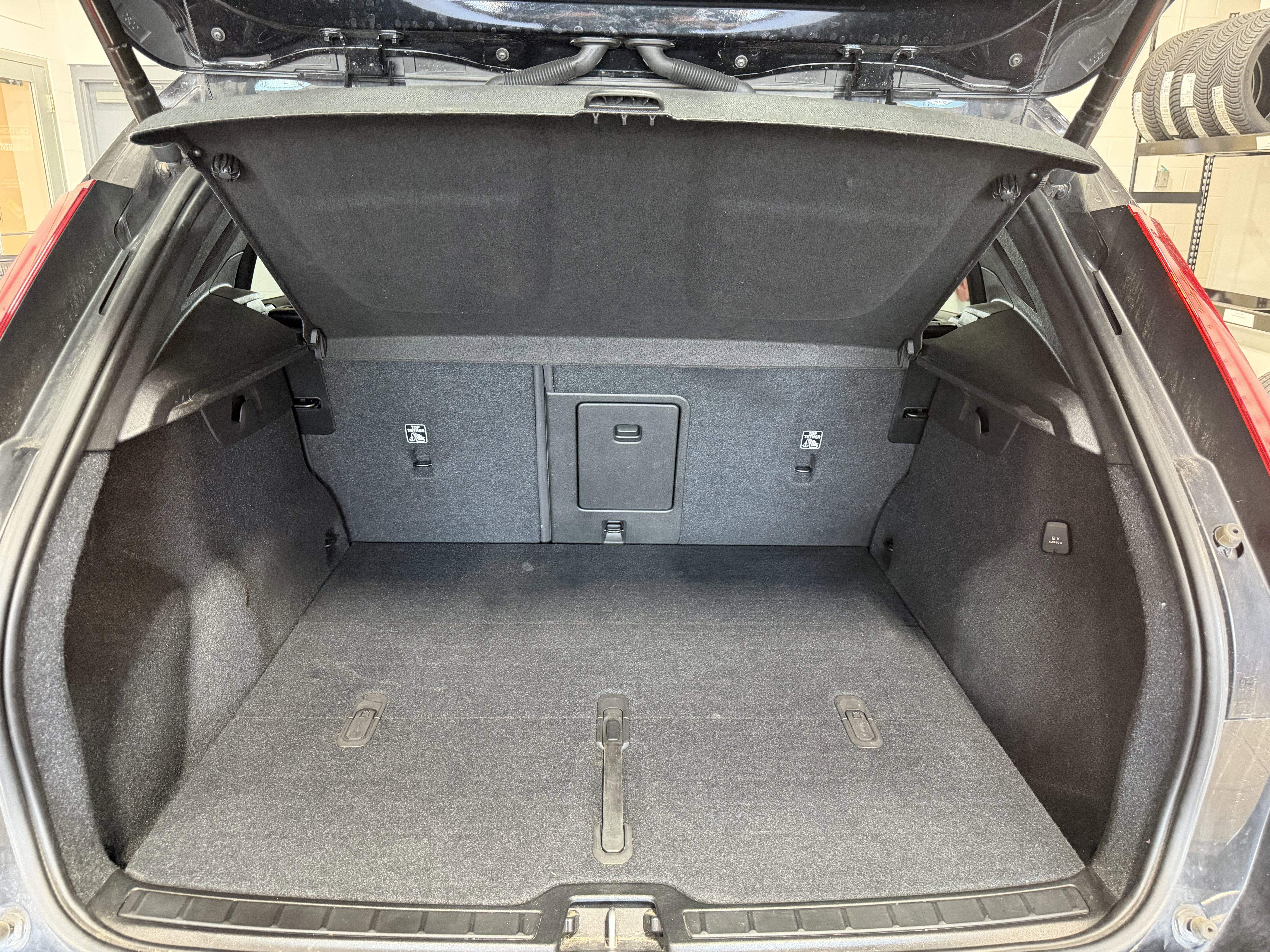 Used 2023 Volvo XC40 B4 Ultimate FWD image 29