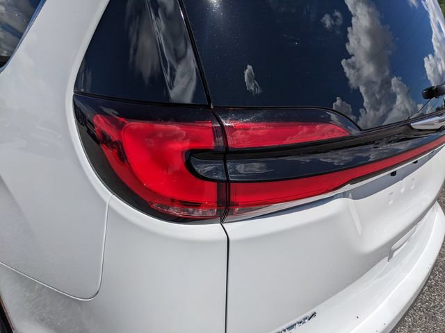 Used 2025 Chrysler Pacifica Select FWD image 11