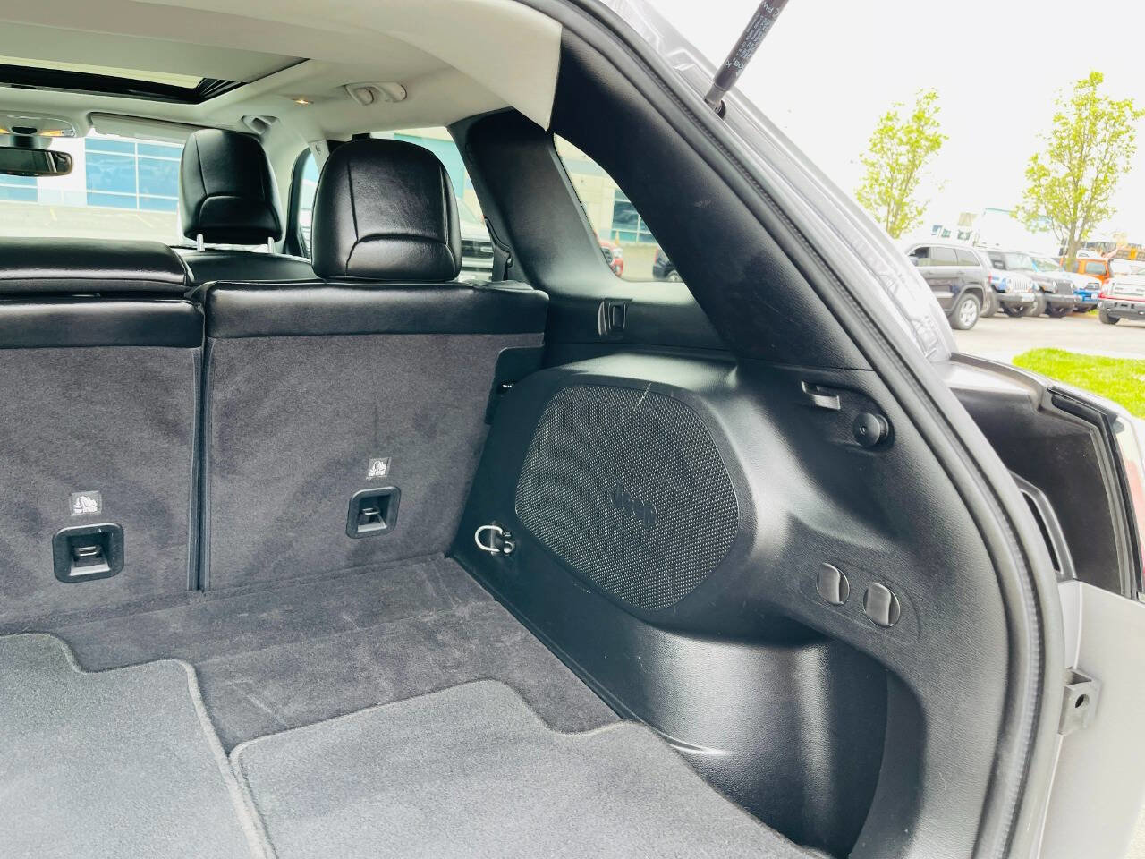 Used 2019 Jeep Cherokee Limited image 27